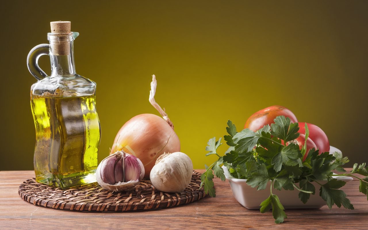 Oli d’oliva, alls, tomàquets i herbes de Ponent, la matèria primera de Cal Senzill