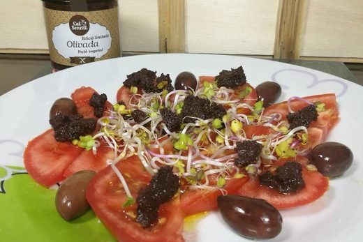 Amanida de tomata amb un toc picantet — recepta amb conserves de Cal Senzill