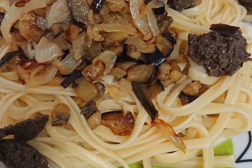 Pasta amb verdures i un toc d’olivada — recepta amb conserves de Cal Senzill